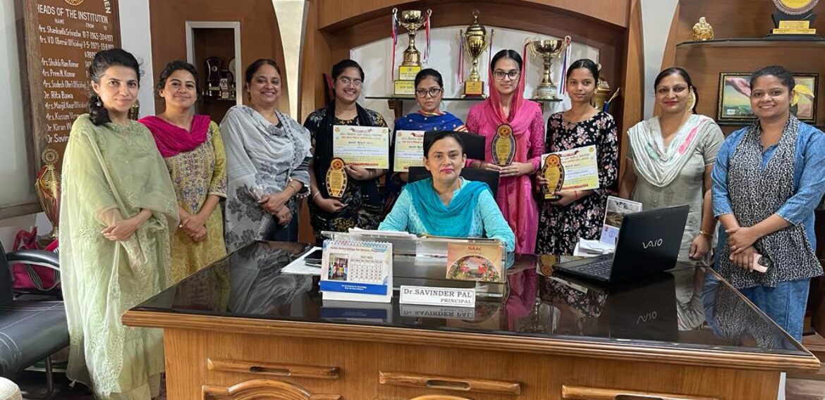 Sarb Naujawan Welfare Society Phagwara honoured the meritorious students of KNJCW