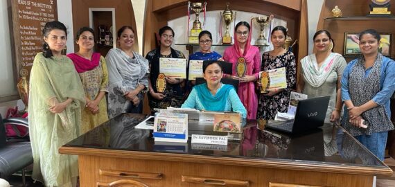 Sarb Naujawan Welfare Society Phagwara honoured the meritorious students of KNJCW